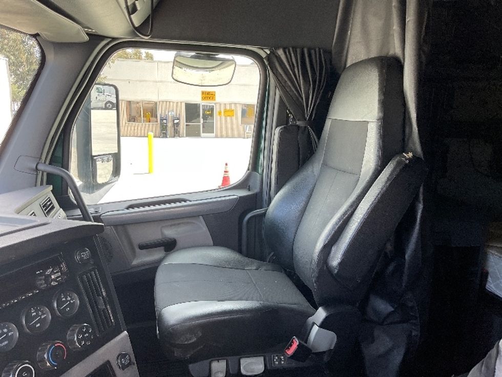 Sleeper Tractor-Heavy Duty Tractors-Freightliner-2019-T12664ST-Fontana-CA-683,050\n\t\tmiles-$ 44,250 - Image 21