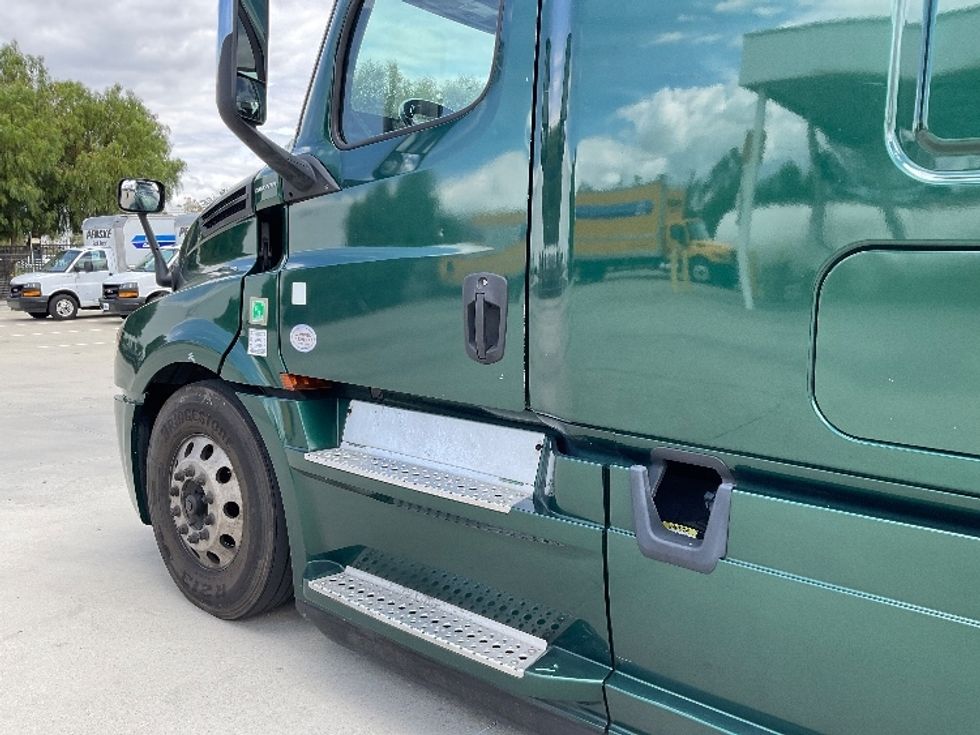 Sleeper Tractor-Heavy Duty Tractors-Freightliner-2019-T12664ST-Fontana-CA-683,050\n\t\tmiles-$ 44,250 - Image 22