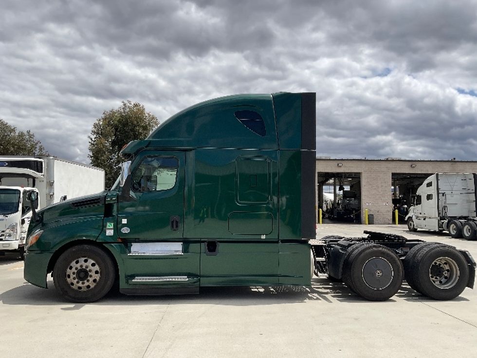Sleeper Tractor-Heavy Duty Tractors-Freightliner-2019-T12664ST-Fontana-CA-683,050\n\t\tmiles-$ 44,250 - Image 4