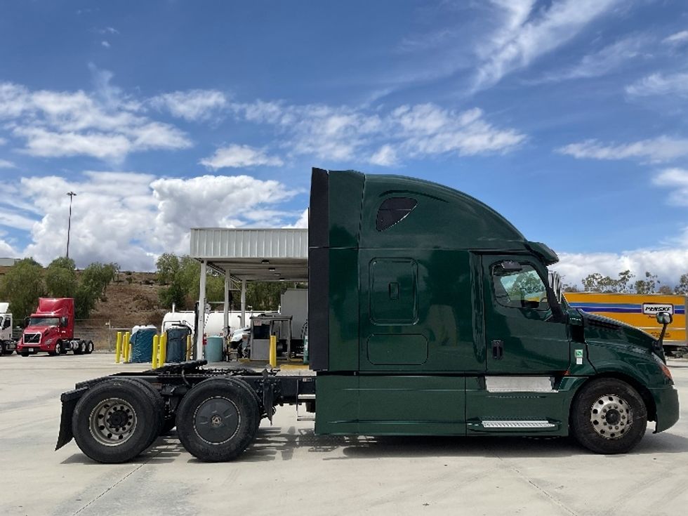 Sleeper Tractor-Heavy Duty Tractors-Freightliner-2019-T12664ST-Fontana-CA-683,050\n\t\tmiles-$ 44,250 - Image 8
