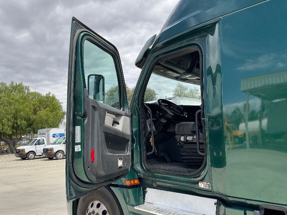 Sleeper Tractor-Heavy Duty Tractors-Freightliner-2019-T12664ST-Fontana-CA-683,050\n\t\tmiles-$ 44,250 - Image 9
