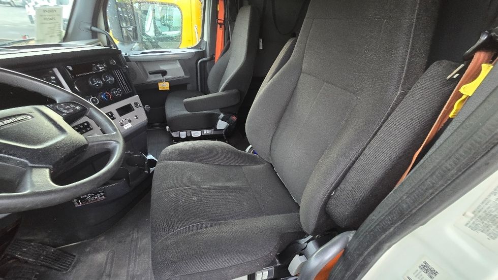 Sleeper Tractor-Heavy Duty Tractors-Freightliner-2019-T12664ST-Forest Park-GA-499,458\n\t\tmiles-$ 60,000 - Image 10