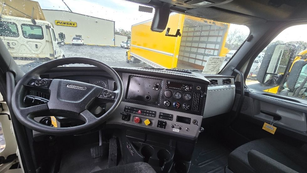 Sleeper Tractor-Heavy Duty Tractors-Freightliner-2019-T12664ST-Forest Park-GA-499,458\n\t\tmiles-$ 60,000 - Image 11