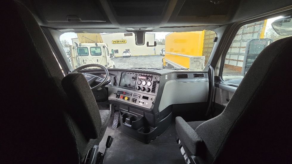 Sleeper Tractor-Heavy Duty Tractors-Freightliner-2019-T12664ST-Forest Park-GA-499,458\n\t\tmiles-$ 60,000 - Image 12