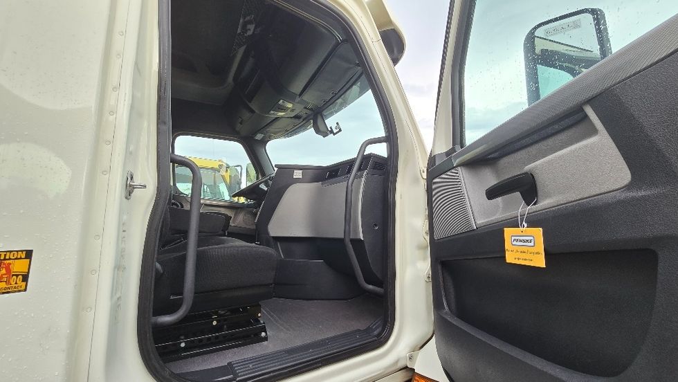 Sleeper Tractor-Heavy Duty Tractors-Freightliner-2019-T12664ST-Forest Park-GA-499,458\n\t\tmiles-$ 60,000 - Image 13