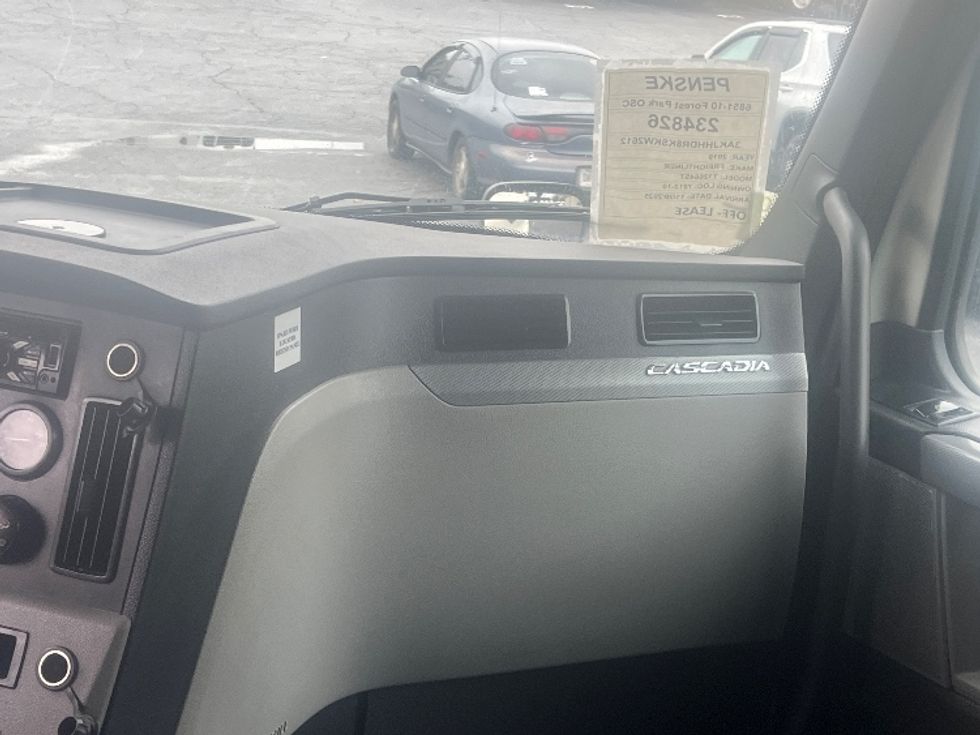 Sleeper Tractor-Heavy Duty Tractors-Freightliner-2019-T12664ST-Forest Park-GA-499,458\n\t\tmiles-$ 60,000 - Image 14