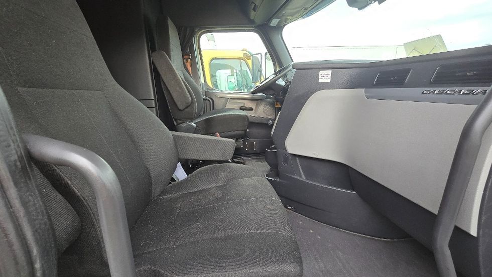 Sleeper Tractor-Heavy Duty Tractors-Freightliner-2019-T12664ST-Forest Park-GA-499,458\n\t\tmiles-$ 60,000 - Image 15