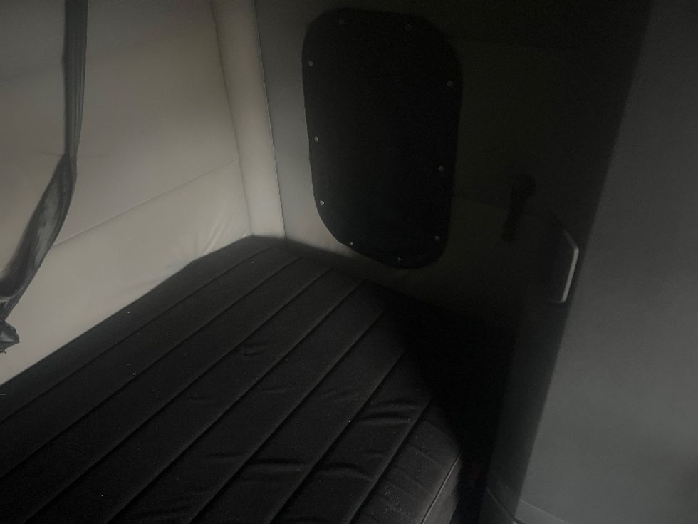 Sleeper Tractor-Heavy Duty Tractors-Freightliner-2019-T12664ST-Forest Park-GA-499,458\n\t\tmiles-$ 60,000 - Image 17