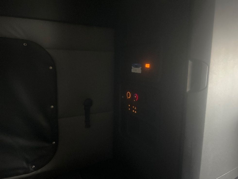 Sleeper Tractor-Heavy Duty Tractors-Freightliner-2019-T12664ST-Forest Park-GA-499,458\n\t\tmiles-$ 60,000 - Image 18