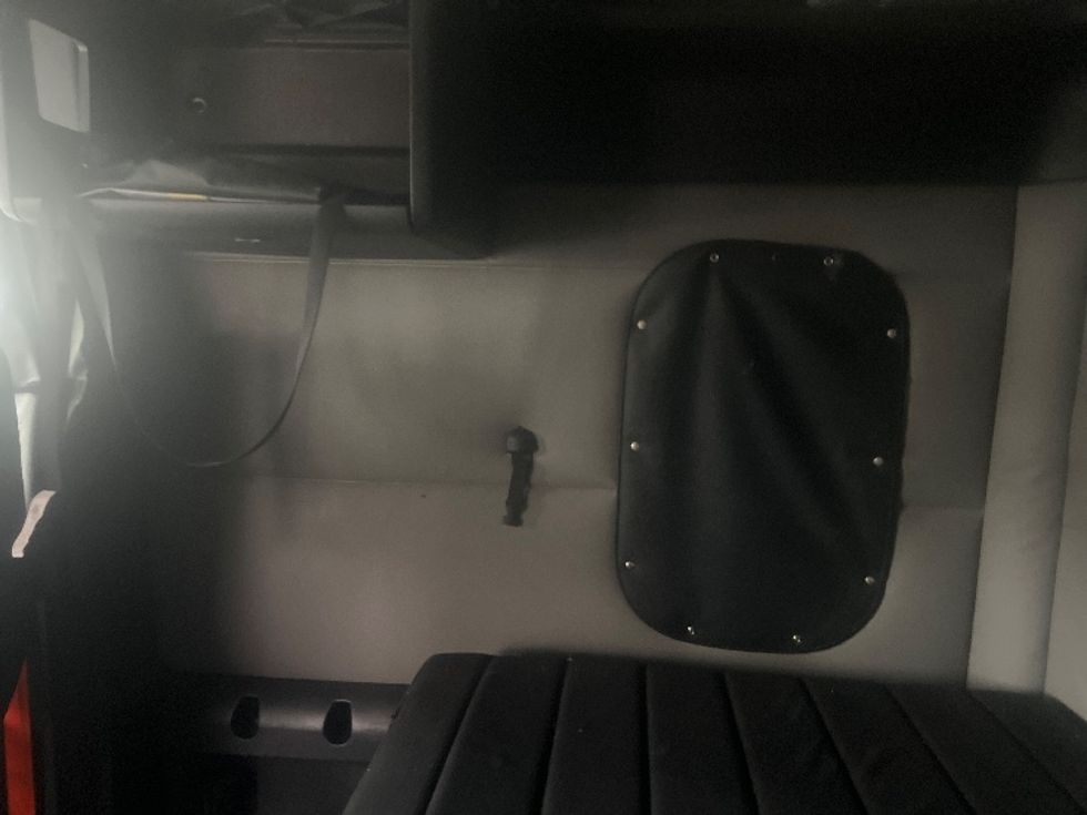 Sleeper Tractor-Heavy Duty Tractors-Freightliner-2019-T12664ST-Forest Park-GA-499,458\n\t\tmiles-$ 60,000 - Image 19