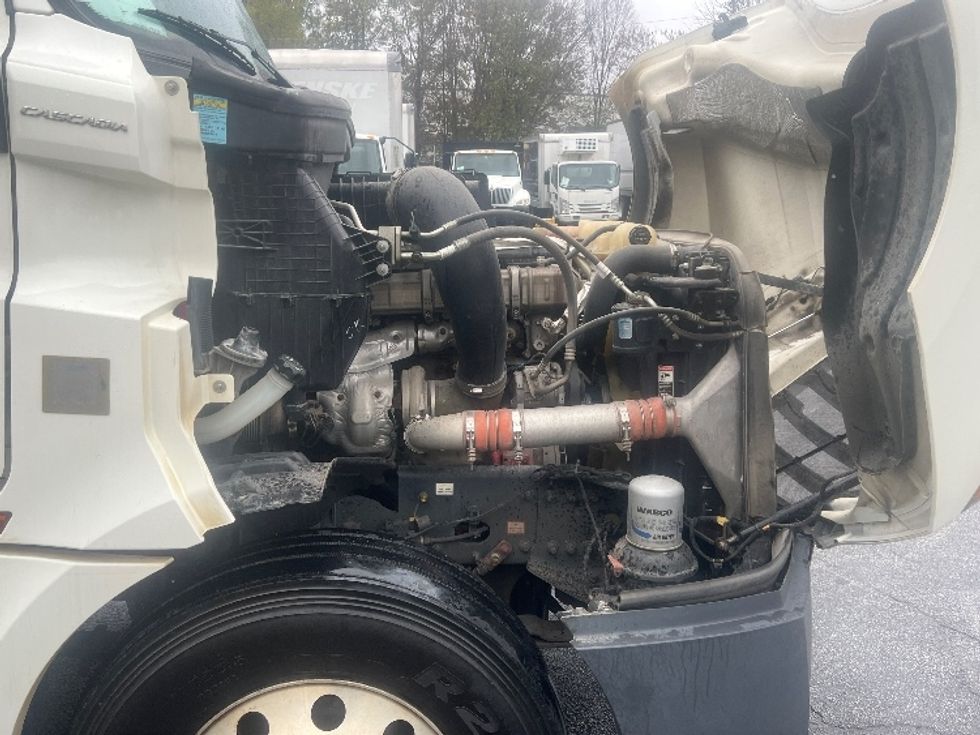 Sleeper Tractor-Heavy Duty Tractors-Freightliner-2019-T12664ST-Forest Park-GA-499,458\n\t\tmiles-$ 60,000 - Image 20