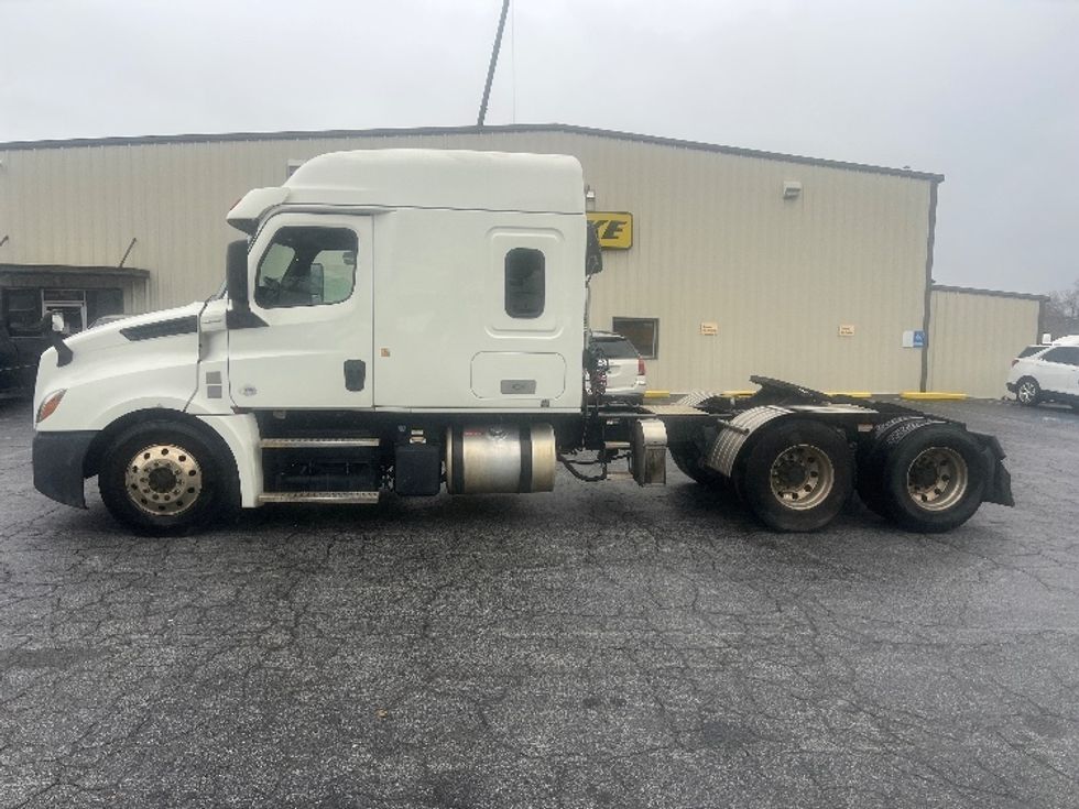 Sleeper Tractor-Heavy Duty Tractors-Freightliner-2019-T12664ST-Forest Park-GA-499,458\n\t\tmiles-$ 60,000 - Image 4