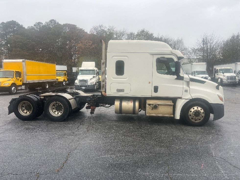 Sleeper Tractor-Heavy Duty Tractors-Freightliner-2019-T12664ST-Forest Park-GA-499,458\n\t\tmiles-$ 60,000 - Image 8