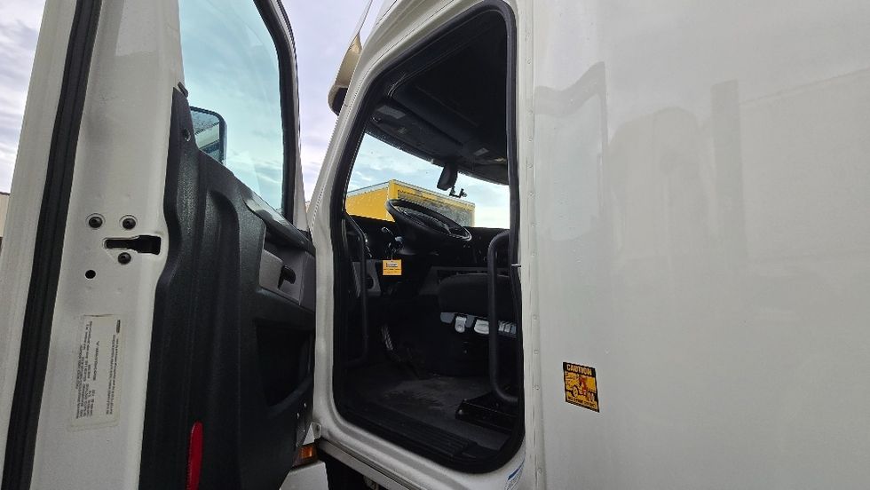 Sleeper Tractor-Heavy Duty Tractors-Freightliner-2019-T12664ST-Forest Park-GA-499,458\n\t\tmiles-$ 60,000 - Image 9