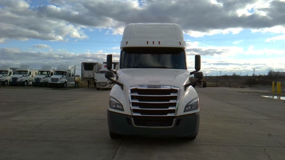 Sleeper Tractor-Heavy Duty Tractors-Freightliner-2019-T12664ST-Forrest City-AR-536,268\n\t\tmiles-$ 51,000 - Image 2