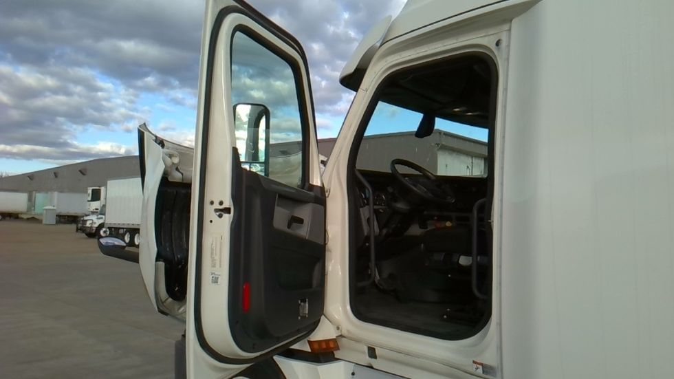 Sleeper Tractor-Heavy Duty Tractors-Freightliner-2019-T12664ST-Forrest City-AR-536,268\n\t\tmiles-$ 51,000 - Image 9