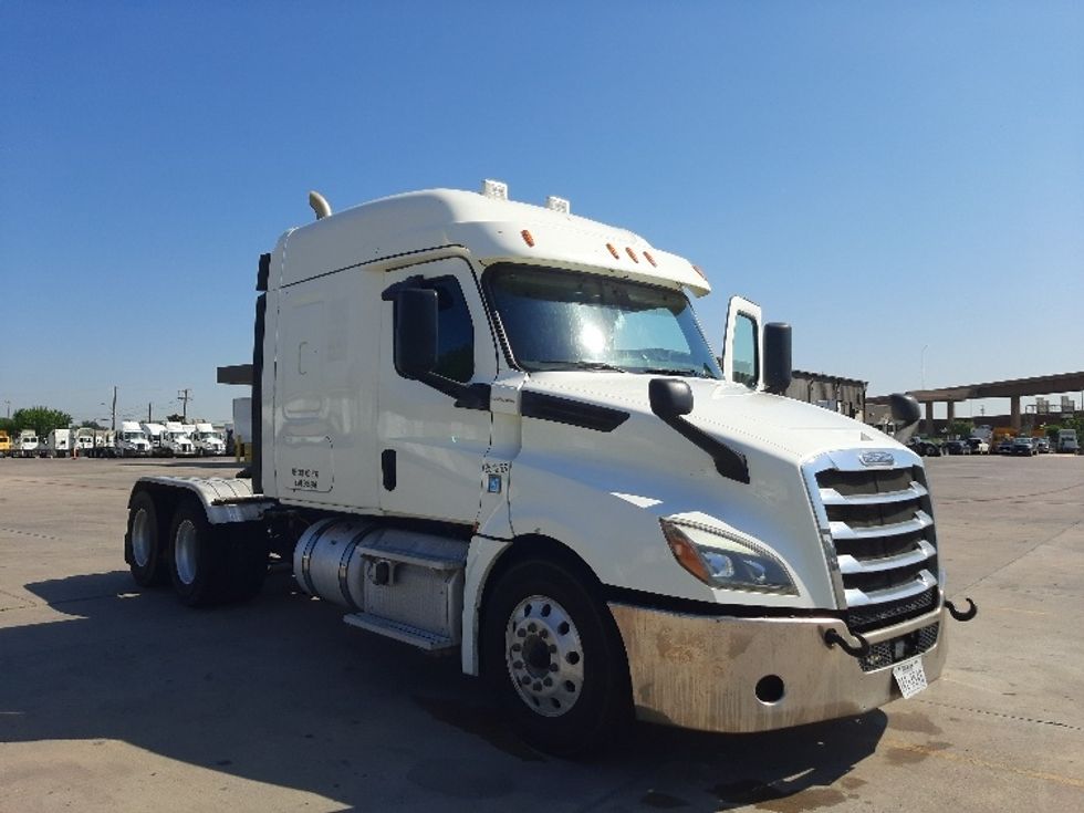 Sleeper Tractor-Heavy Duty Tractors-Freightliner-2019-T12664ST-Fort Worth-TX-193,703\n\t\tmiles-$ 83,000 - Image 1
