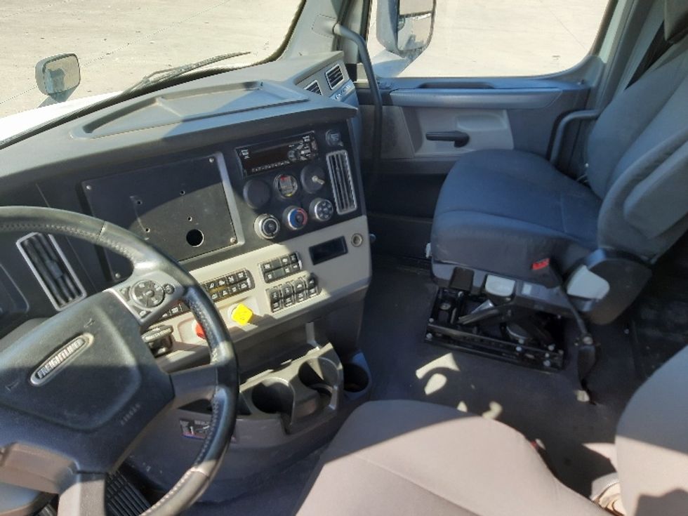 Sleeper Tractor-Heavy Duty Tractors-Freightliner-2019-T12664ST-Fort Worth-TX-193,703\n\t\tmiles-$ 83,000 - Image 10