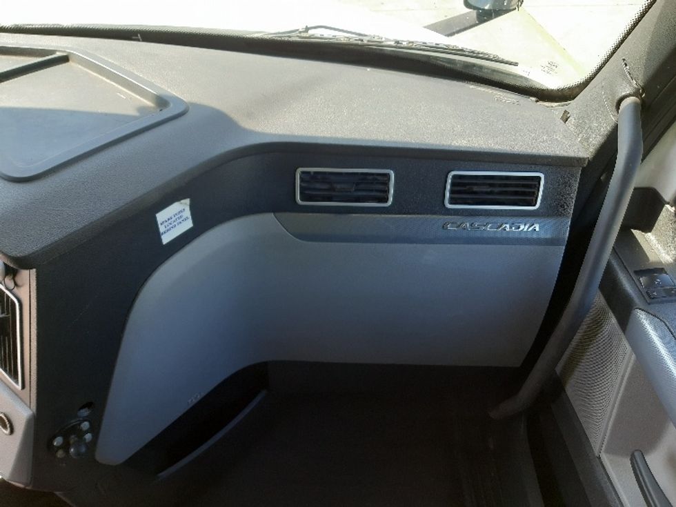 Sleeper Tractor-Heavy Duty Tractors-Freightliner-2019-T12664ST-Fort Worth-TX-193,703\n\t\tmiles-$ 83,000 - Image 14