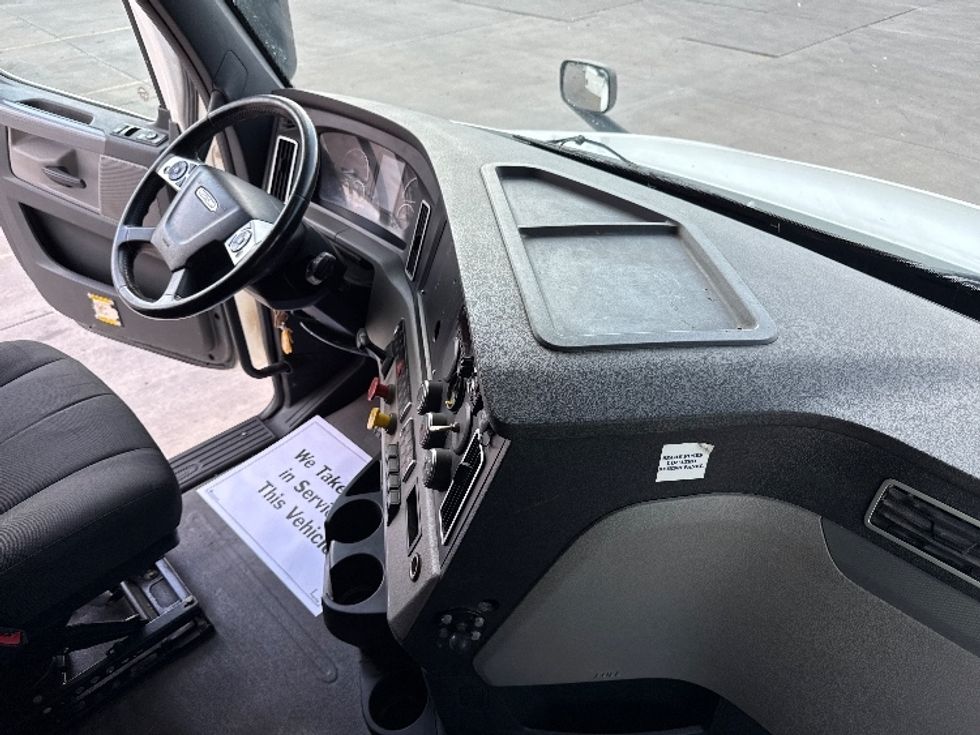 Sleeper Tractor-Heavy Duty Tractors-Freightliner-2019-T12664ST-Fort Worth-TX-193,703\n\t\tmiles-$ 83,000 - Image 15