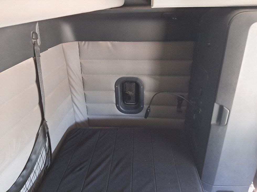 Sleeper Tractor-Heavy Duty Tractors-Freightliner-2019-T12664ST-Fort Worth-TX-193,703\n\t\tmiles-$ 83,000 - Image 18