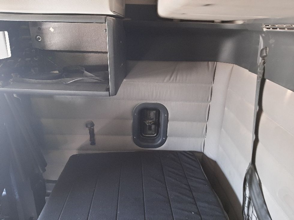Sleeper Tractor-Heavy Duty Tractors-Freightliner-2019-T12664ST-Fort Worth-TX-193,703\n\t\tmiles-$ 83,000 - Image 19
