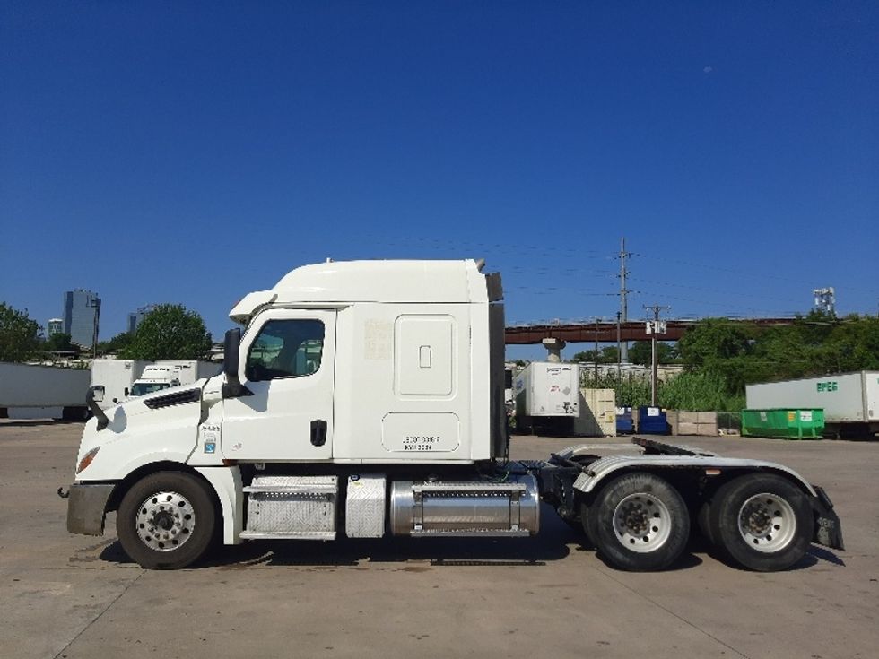 Sleeper Tractor-Heavy Duty Tractors-Freightliner-2019-T12664ST-Fort Worth-TX-193,703\n\t\tmiles-$ 83,000 - Image 4