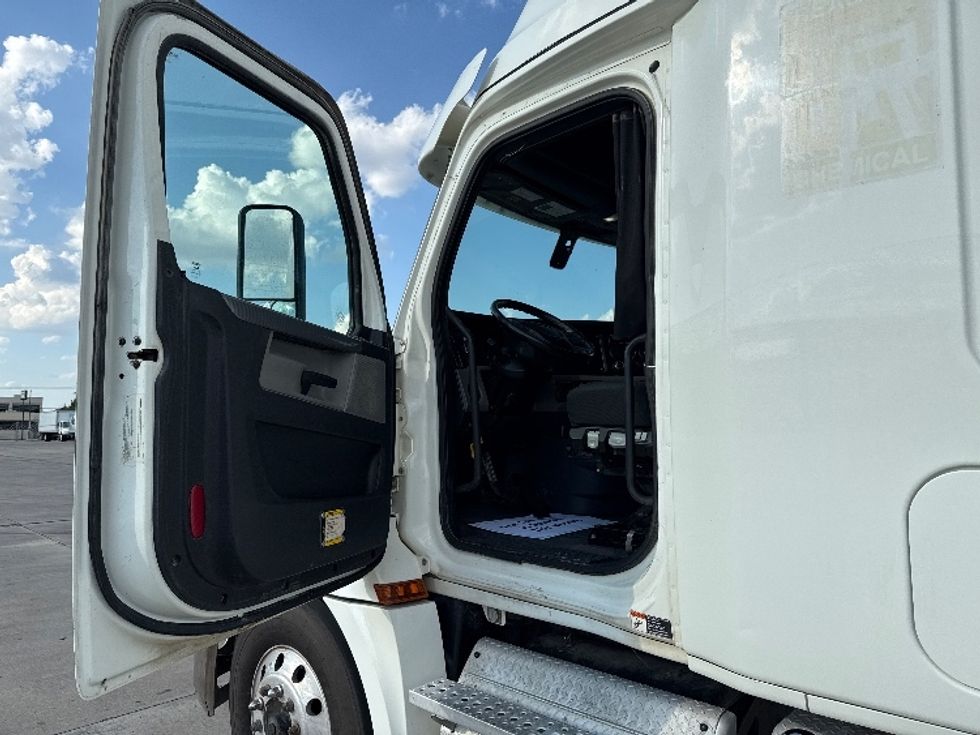 Sleeper Tractor-Heavy Duty Tractors-Freightliner-2019-T12664ST-Fort Worth-TX-193,703\n\t\tmiles-$ 83,000 - Image 9