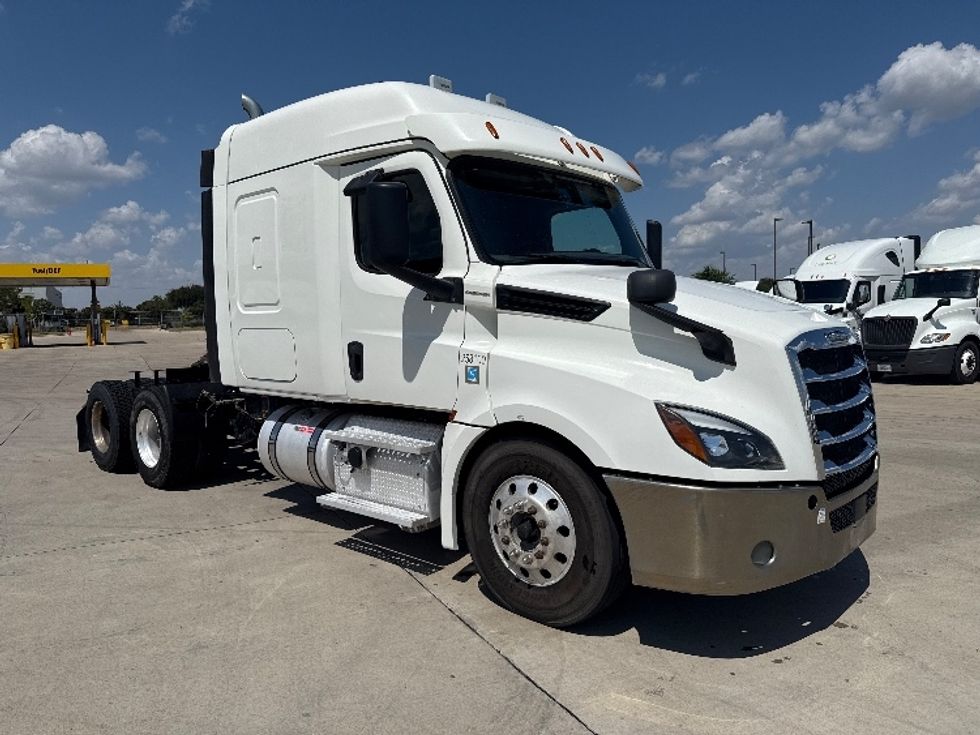 Sleeper Tractor-Heavy Duty Tractors-Freightliner-2019-T12664ST-Fort Worth-TX-281,973\n\t\tmiles-$ 78,000 - Image 1