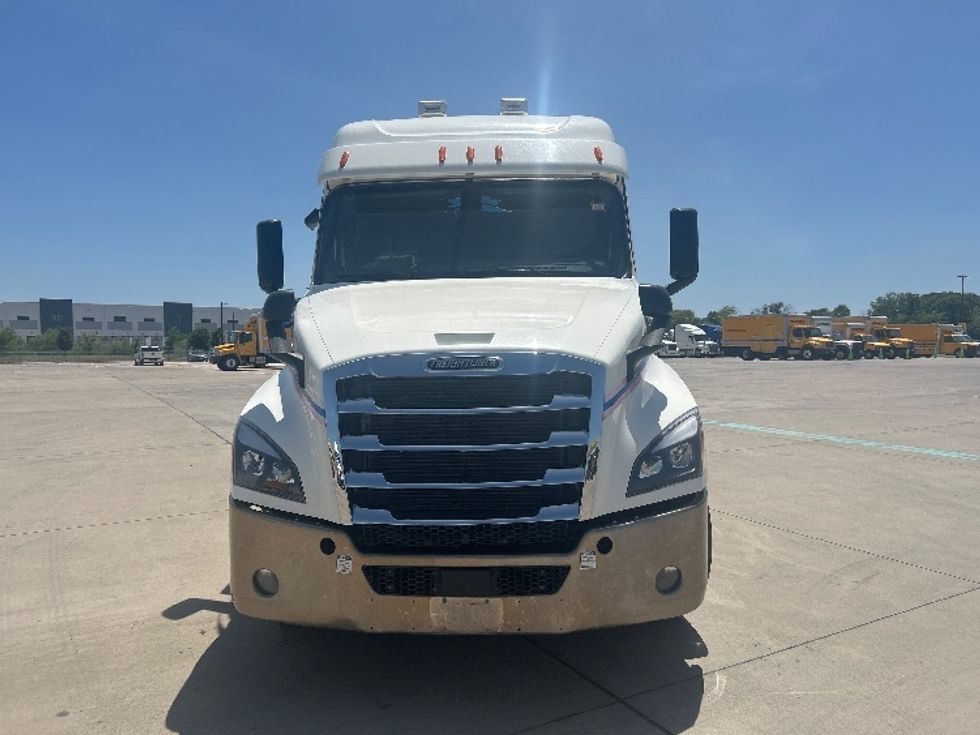 2019 Freightliner Cascadia 126" Sleeper Cab photo 2