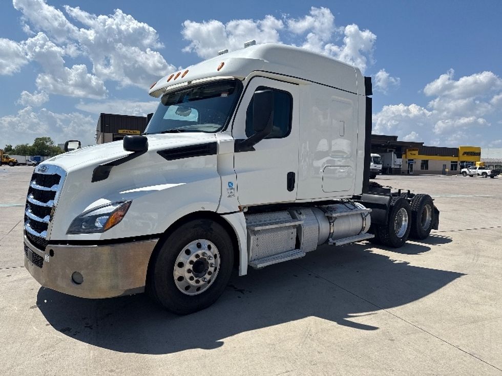 2019 Freightliner Cascadia 126" Sleeper Cab photo 3