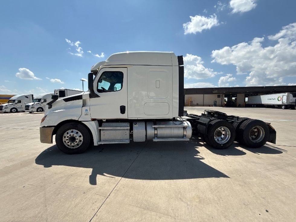 2019 Freightliner Cascadia 126" Sleeper Cab photo 4