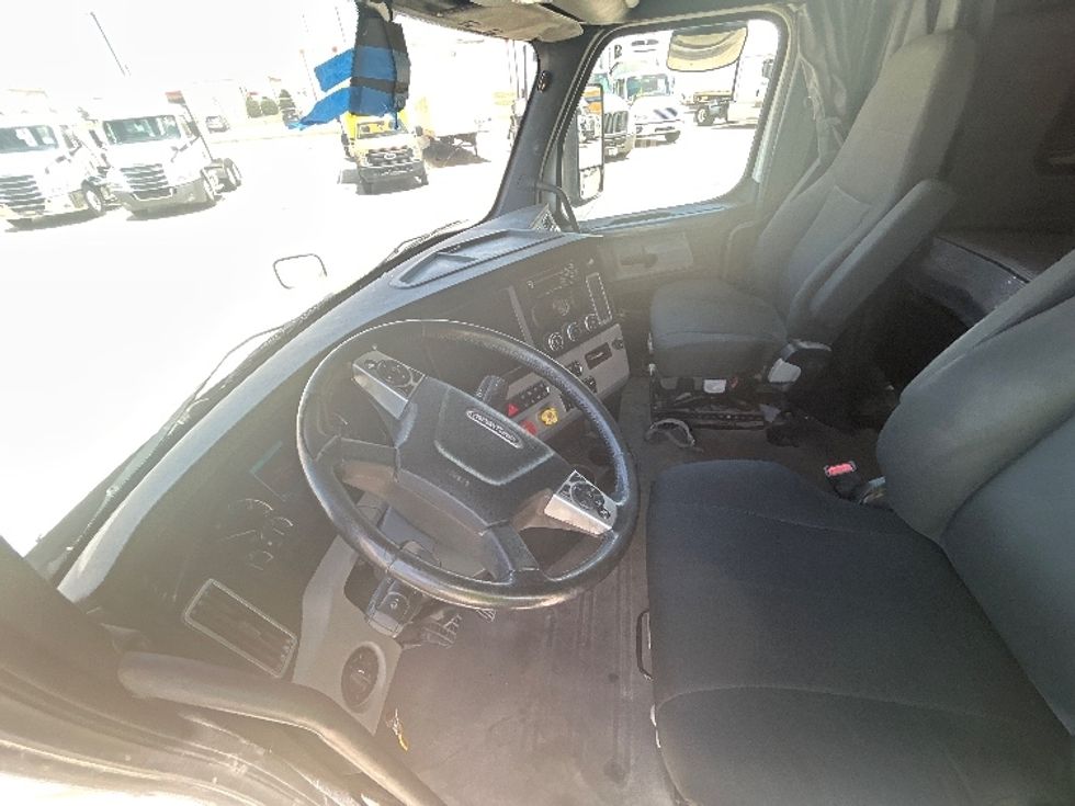 Sleeper Tractor-Heavy Duty Tractors-Freightliner-2019-T12664ST-Fort Worth-TX-281,973\n\t\tmiles-$ 78,000 - Image 9