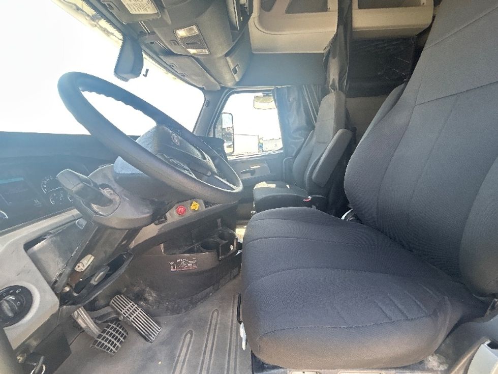 Sleeper Tractor-Heavy Duty Tractors-Freightliner-2019-T12664ST-Fort Worth-TX-284,164\n\t\tmiles-$ 77,750 - Image 10