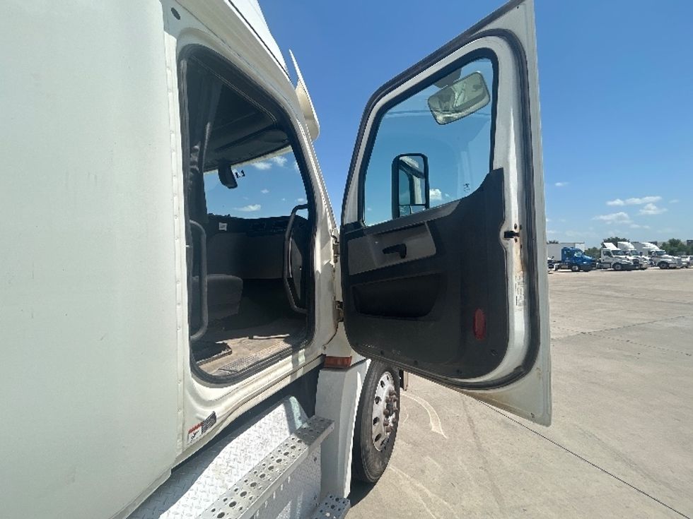 Sleeper Tractor-Heavy Duty Tractors-Freightliner-2019-T12664ST-Fort Worth-TX-284,164\n\t\tmiles-$ 77,750 - Image 13