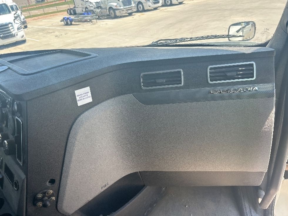 Sleeper Tractor-Heavy Duty Tractors-Freightliner-2019-T12664ST-Fort Worth-TX-284,164\n\t\tmiles-$ 77,750 - Image 14