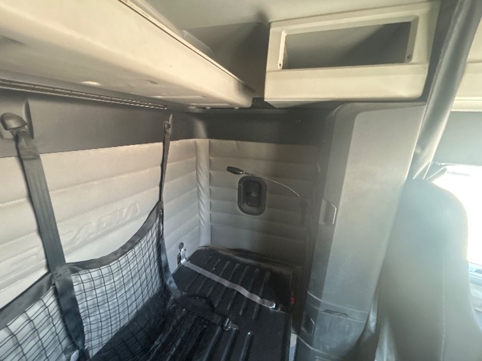 Sleeper Tractor-Heavy Duty Tractors-Freightliner-2019-T12664ST-Fort Worth-TX-284,164\n\t\tmiles-$ 77,750 - Image 17