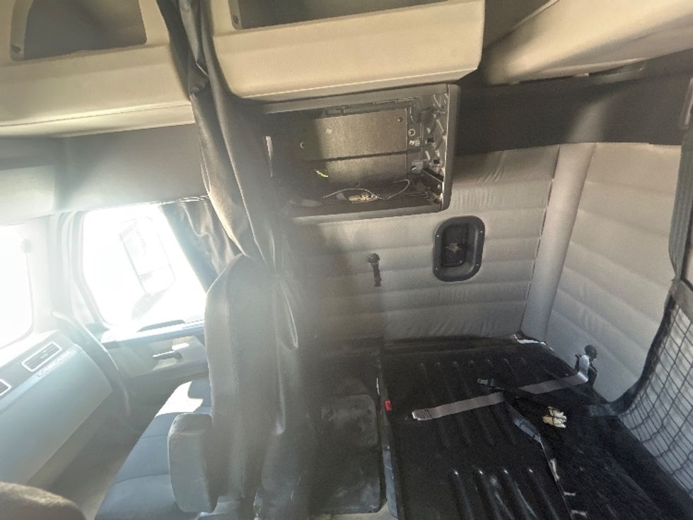 Sleeper Tractor-Heavy Duty Tractors-Freightliner-2019-T12664ST-Fort Worth-TX-284,164\n\t\tmiles-$ 77,750 - Image 18