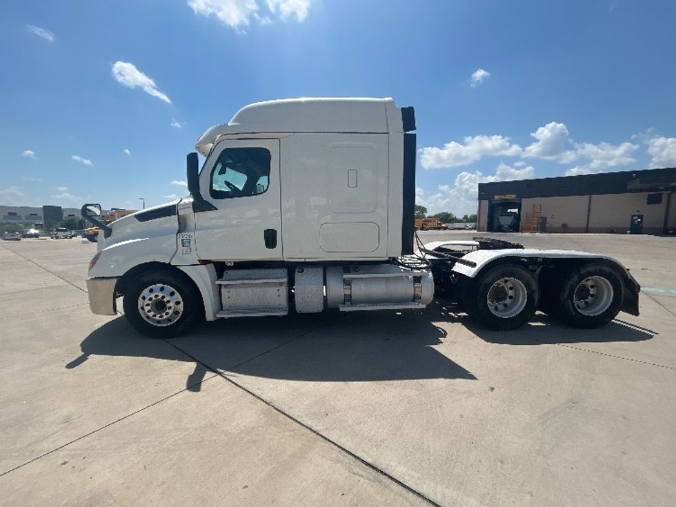 Sleeper Tractor-Heavy Duty Tractors-Freightliner-2019-T12664ST-Fort Worth-TX-284,164\n\t\tmiles-$ 77,750 - Image 4