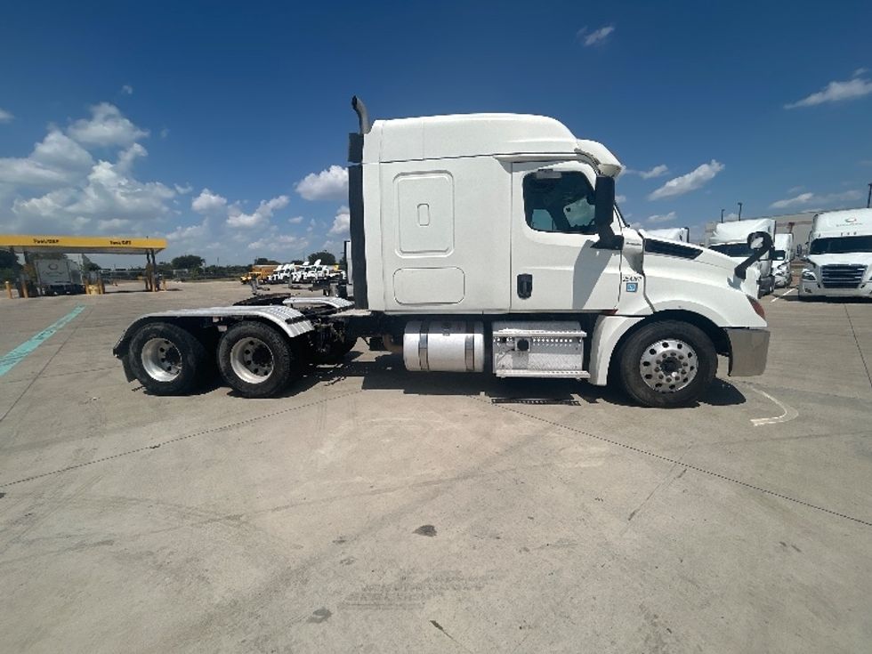 Sleeper Tractor-Heavy Duty Tractors-Freightliner-2019-T12664ST-Fort Worth-TX-284,164\n\t\tmiles-$ 77,750 - Image 8