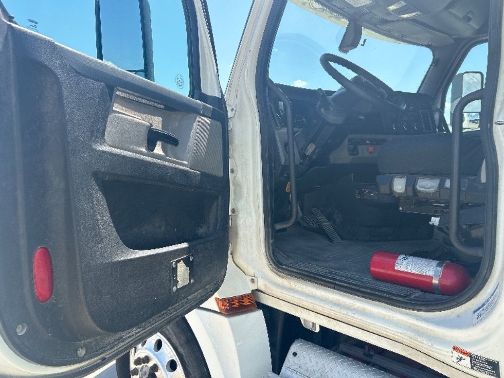 Sleeper Tractor-Heavy Duty Tractors-Freightliner-2019-T12664ST-Fort Worth-TX-284,164\n\t\tmiles-$ 77,750 - Image 9