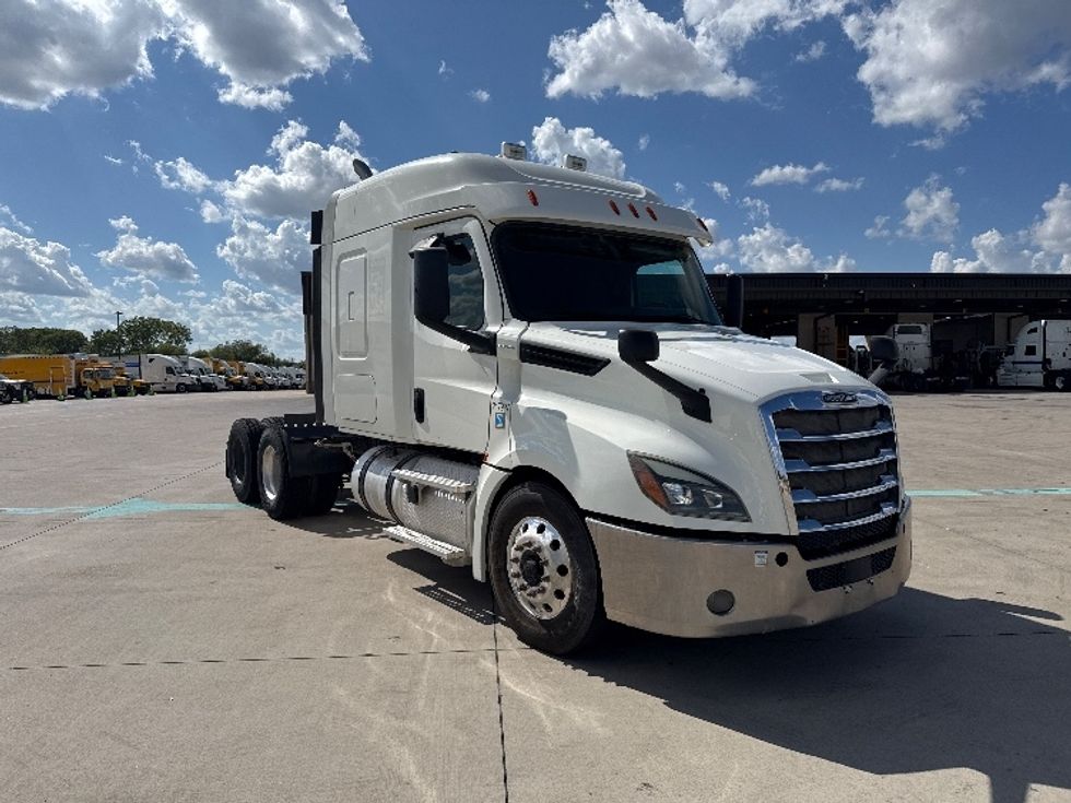 Sleeper Tractor-Heavy Duty Tractors-Freightliner-2019-T12664ST-Fort Worth-TX-297,135\n\t\tmiles-$ 76,250 - Image 1