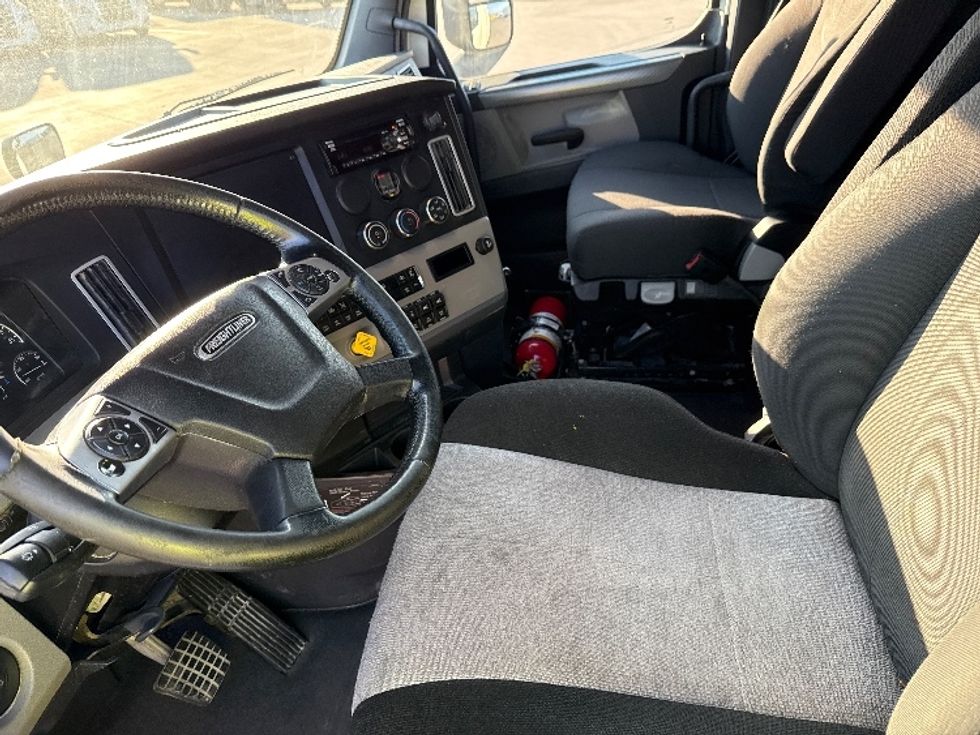 Sleeper Tractor-Heavy Duty Tractors-Freightliner-2019-T12664ST-Fort Worth-TX-297,135\n\t\tmiles-$ 76,250 - Image 10