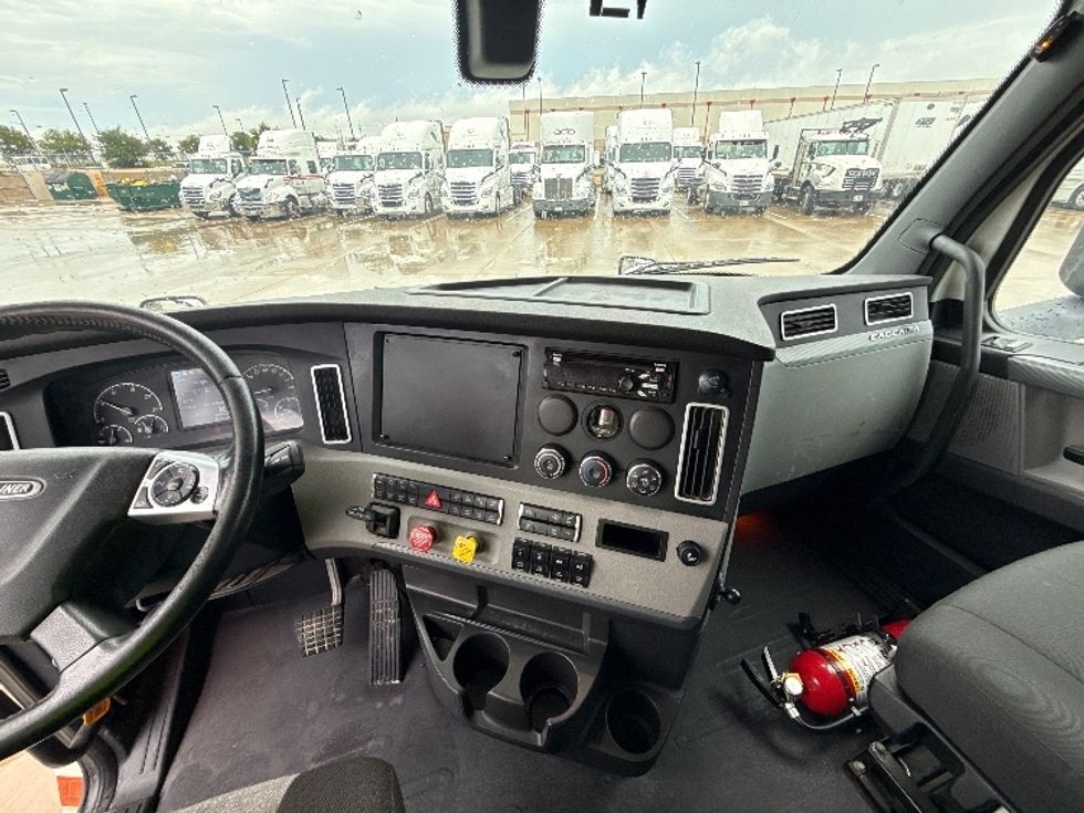 Sleeper Tractor-Heavy Duty Tractors-Freightliner-2019-T12664ST-Fort Worth-TX-297,135\n\t\tmiles-$ 76,250 - Image 11