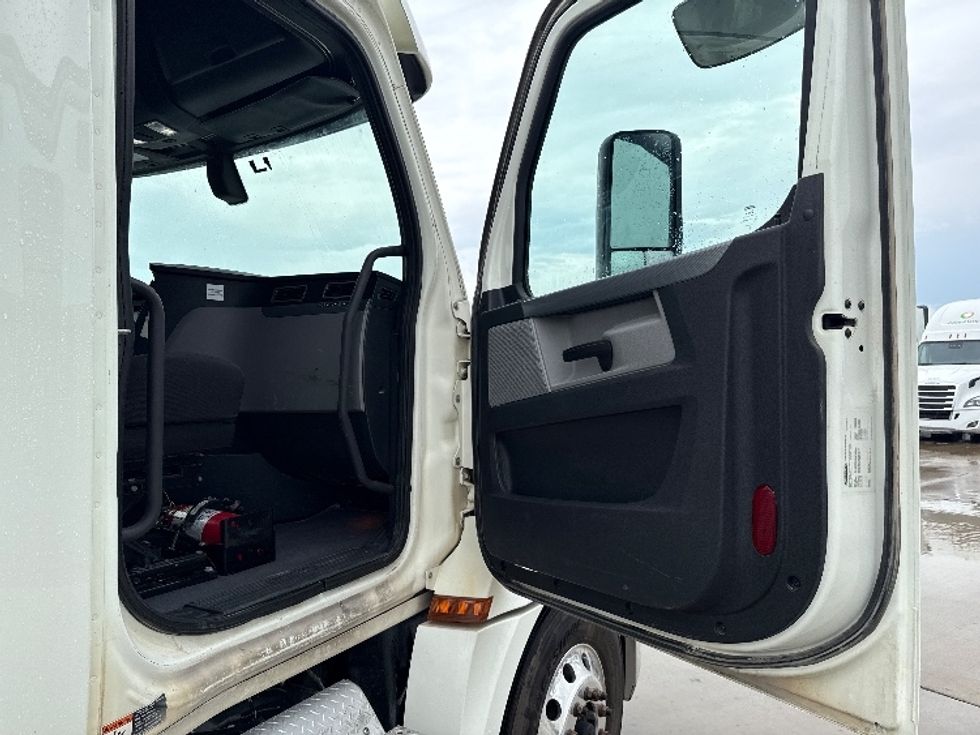 Sleeper Tractor-Heavy Duty Tractors-Freightliner-2019-T12664ST-Fort Worth-TX-297,135\n\t\tmiles-$ 76,250 - Image 12