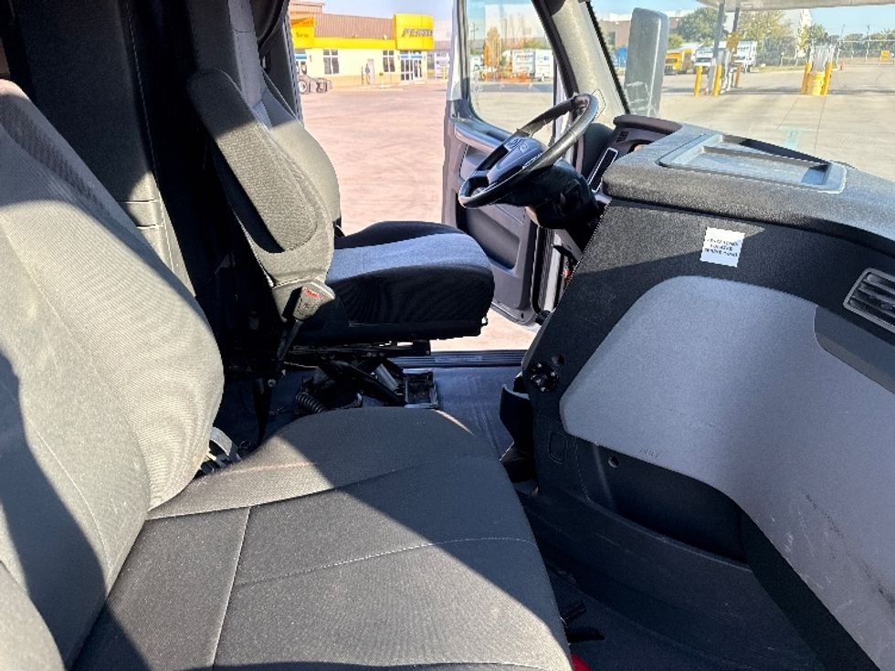 Sleeper Tractor-Heavy Duty Tractors-Freightliner-2019-T12664ST-Fort Worth-TX-297,135\n\t\tmiles-$ 76,250 - Image 14