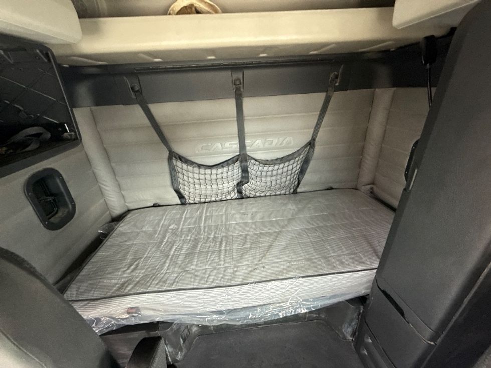 Sleeper Tractor-Heavy Duty Tractors-Freightliner-2019-T12664ST-Fort Worth-TX-297,135\n\t\tmiles-$ 76,250 - Image 15