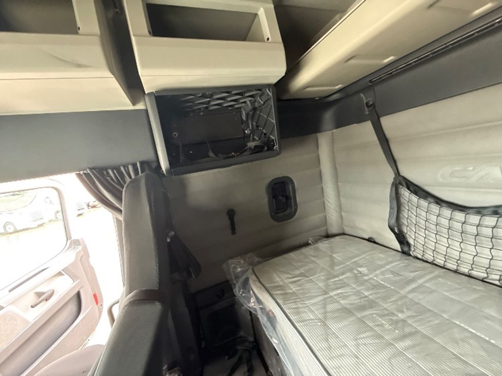 Sleeper Tractor-Heavy Duty Tractors-Freightliner-2019-T12664ST-Fort Worth-TX-297,135\n\t\tmiles-$ 76,250 - Image 17