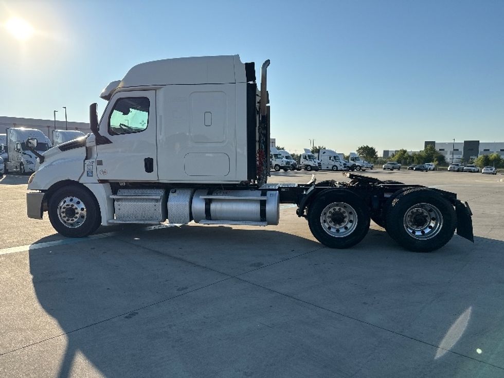 Sleeper Tractor-Heavy Duty Tractors-Freightliner-2019-T12664ST-Fort Worth-TX-297,135\n\t\tmiles-$ 76,250 - Image 4