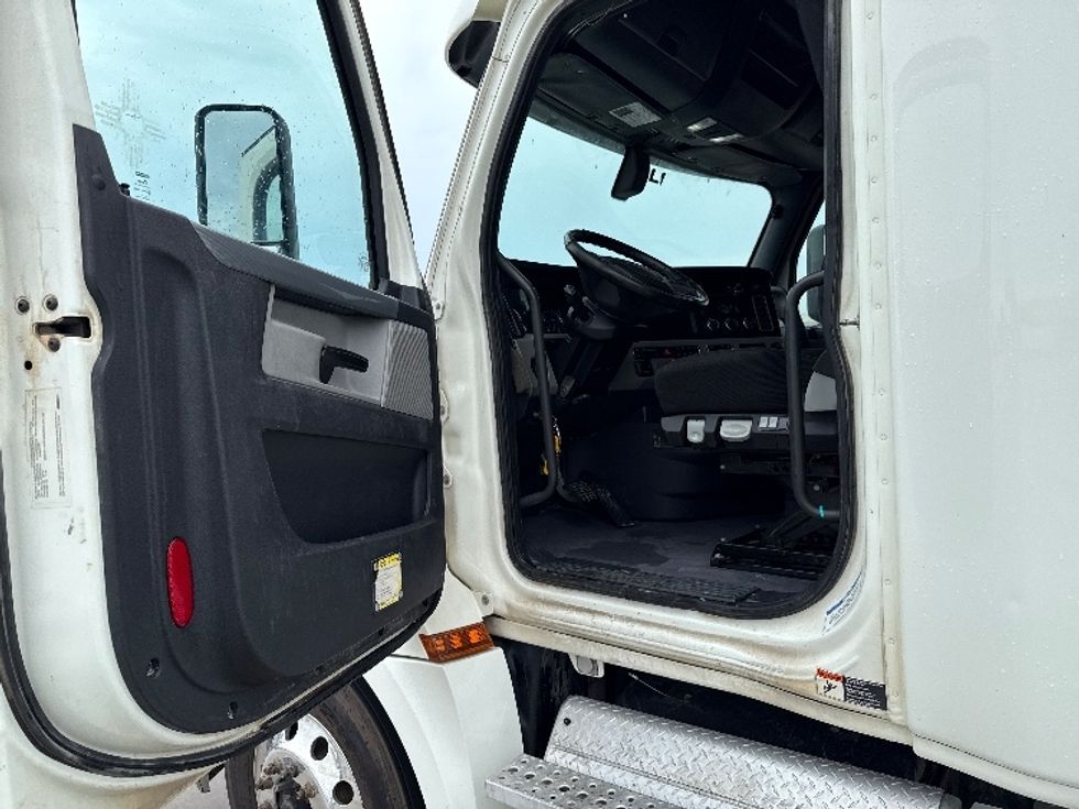 Sleeper Tractor-Heavy Duty Tractors-Freightliner-2019-T12664ST-Fort Worth-TX-297,135\n\t\tmiles-$ 76,250 - Image 9